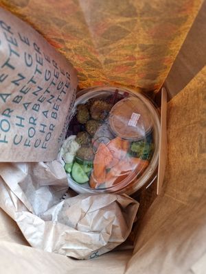 Falafel Tahini Bowl at Dean & David - Bahnhofsplatz Bremen in Bremen