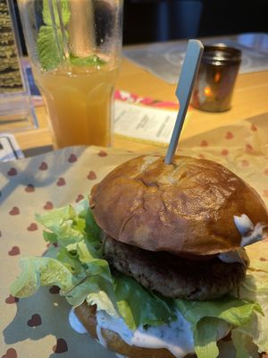 Peach ice tea and the Berlin Mitte burger with a pretzel bun   at Burgerheart in Erlangen