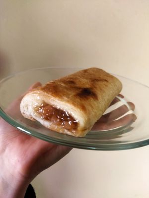 Rollo de manzana. Lo quemadito fue porque lo calenté, así no venía jajaj at Pan Gabriel - Condesa in Mexico City
