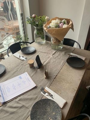 Tisch mit Blumen  at Cuxhavener Kaffeeröster in Cuxhaven