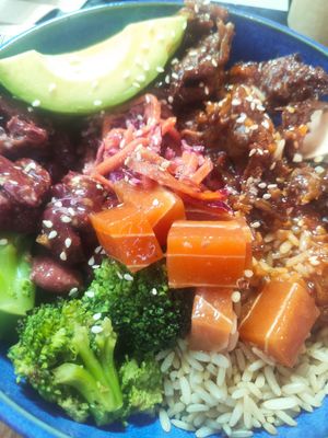 General copper bowl with added faux salmon at Copper Branch - Lyon Part Dieu in Lyon