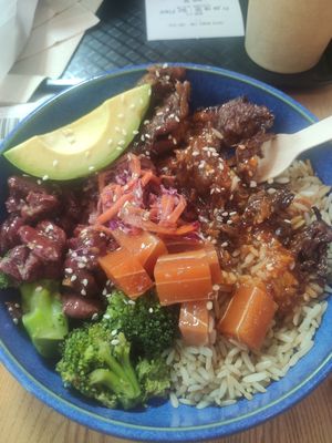 General copper bowl with added faux salmon at Copper Branch - Lyon Part Dieu in Lyon