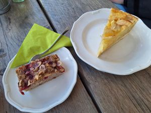 Veganer Bananenkuchen und veganer Apfel-Mandelkuchen at Kleines Hochdruckgebiet in Soltau