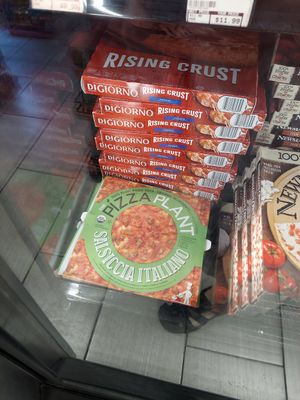 Vegan pizza at Alan's Market in Marina Del Rey