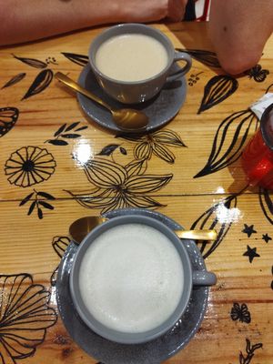 Oat milk matcha latte & oat golden latte at Art Cafe 2.0 in Santa Catarina