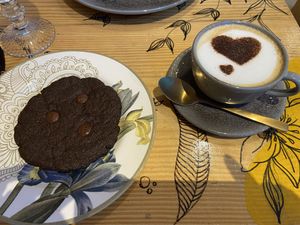 Cookie vegano e capuccino italiano com leite vegetal   at Art Cafe 2.0 in Santa Catarina