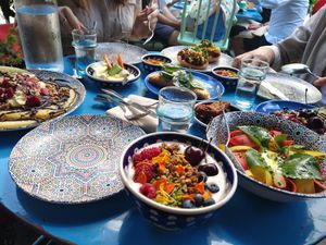 Sharing platter, pannenkoeken en granola at DAR Restaurant & Cocktail Bar in Zurich