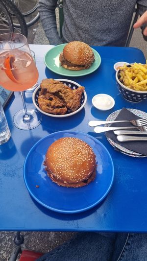Smash Burger + fried Mushroom + Pommes (+the plates 🥰) at DAR Restaurant & Cocktail Bar in Zurich