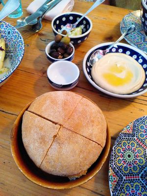 Brot mit super sämigem Hummus at DAR Restaurant & Cocktail Bar in Zurich
