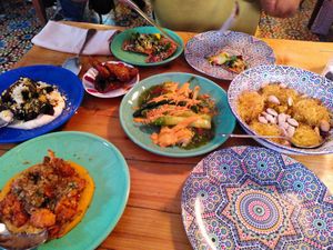 Hauptgänge, Rande auf Labneh, Spargeln mit Chimichurri, fried Austernsaitlinge, crispy Knäckebrot, Pasta auf Aprikosenkompott at DAR Restaurant & Cocktail Bar in Zurich