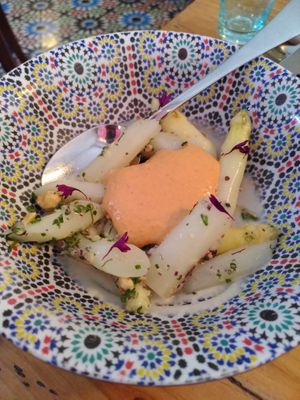 Spargeln mit scharfer Hollandaise at DAR Restaurant & Cocktail Bar in Zurich