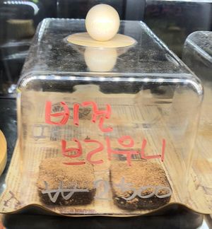 vegan brownies at The Closet in Seoul