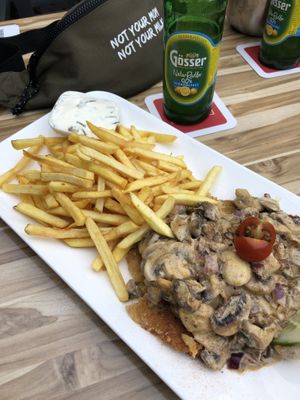 Rahmschnitzel aus Seitan mit Pommes und Veganer Aioli  at Freudenhaus in Bocholt