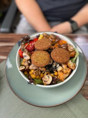 Haben jetzt auch Bowl‘s zum selber zusammenstellen. Großteil der Soßen und toppings sind Vegan.  at Freudenhaus in Bocholt