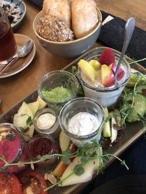 Veganes Frühstuck mit Birchermüsli und Dipps (erbesnhummus, rote Beete, kräuterschmand, Marmelade)  at Imping Kaffee in Bocholt