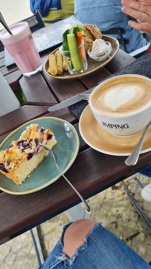 Blaubeer-Vanille Kuchen und Hafercappuchino at Imping Kaffee in Bocholt