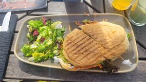 Broodje falafel met heerlijke dressing bij de salade. at Imping Kaffee in Bocholt