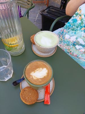 Flat white and matcha latte at Tipografia in Brasov