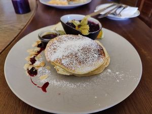 Pancakes met bosbessenjam en ahornsiroop at Zimt & Zucker in Berlin