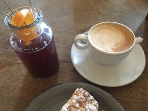 Hausgemachte Blaubeeren Limonade und kleiner Cappuccino mit Hafermilch  at Zimt & Zucker in Berlin