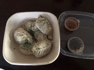 6 vegan momos + sauces included (soy vinegrette & some spicy shit) at Tenz Momo in Winterthur