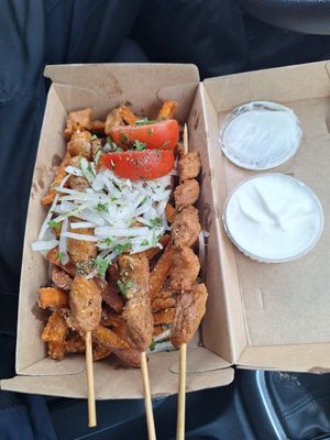 Vegan souvlakia and sweet potato fries at De Griekse Frituur O Geros in Genk