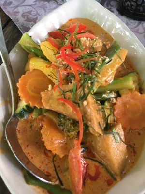 Tofu mit roter Panaeng-Curry-Kokosmilch-Soße,
Erdnüssen und Gemüse  at Chada Thai in Freiburg