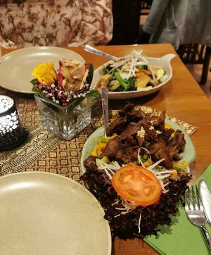 vorne: Vegetarische/Vegane Ente mit rotem Curry, Erdnüssen und Gemüse 
hinten: gebratener Tofu mit knackigem Gemüse  at Chada Thai in Freiburg