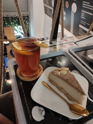 Rozgrzewająca herbatka roibos z malinkami i pomarańczą. Bezsernik waniliowy troszkę suchy. Mógłby być bardziej wilgotny, ale i tak był pyszny 😋 at Turlaj Klopsa - Karmelicka in Krakow