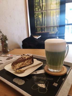 Delicious cake and matcha latte at Turlaj Klopsa - Karmelicka in Krakow