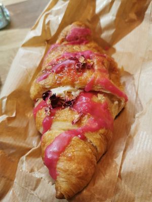 Raspberry and white chocolate croissant at Turlaj Klopsa - Karmelicka in Krakow