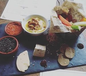 Vegan board with vegan cheese (from Pistache & Cacahuète in Lille), vegan sausage, hummus and dips with veggies at La Luck in Lille