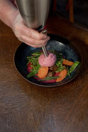 Vegan : PETIT MARAÎCHER

Purée de betteraves, légumes de saison cuits à notre façon, pommes-de-terre grenailles rôties à l'ail et espuma de betteraves fumée, crackers de  at La Luck in Lille
