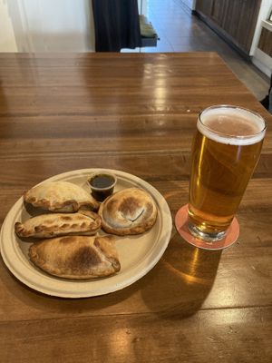 Cervecita y empanadas veganas!! Una era de papa y muzza y la otra opción vegan no recuerdo bien q tenía 😅Pero ambas riquísimas  at Old Town Coffee in Santa Barbara