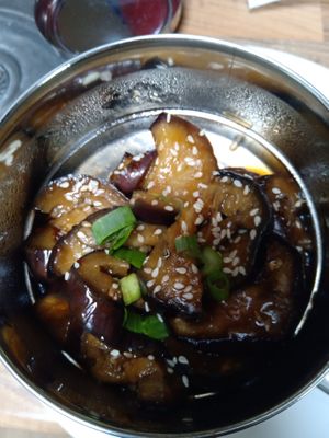 Aubergine, sesame seeds and spring onions with sticky dressing from the South Korean menu at Dabba Dinner in Nijmegen