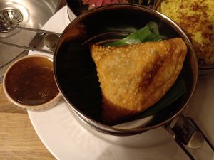 From the spinach curry menu: 'Samosa stuffed potato and chickpeas and a tamarind chutney' at Dabba Dinner in Nijmegen