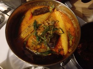 From the Thai tempeh menu (January 2022): 'Red coconut curry with sugar snaps, bell pepper, baby corn and eggplant' at Dabba Dinner in Nijmegen