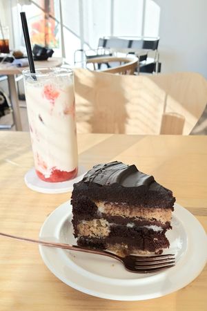 Yuzu Ganache cake and soy strawberry latte at Second Breeze in Bucheon