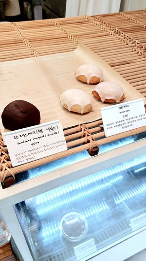 display of leftover desserts (Saturday afternoon) at Jigu Bakery - 지구제과 in Seoul