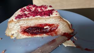 Relleno de mermelada de frambuesa 😋 at Bungnuts vegan Doughnuts. in Barcelona