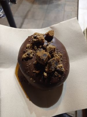 Benito at Bungnuts vegan Doughnuts. in Barcelona