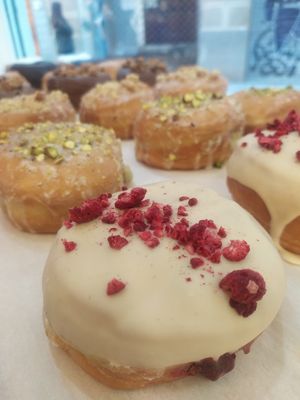 Berlina de mermelada de frambuesa con cobertura de chocolate blanco at Bungnuts vegan Doughnuts. in Barcelona