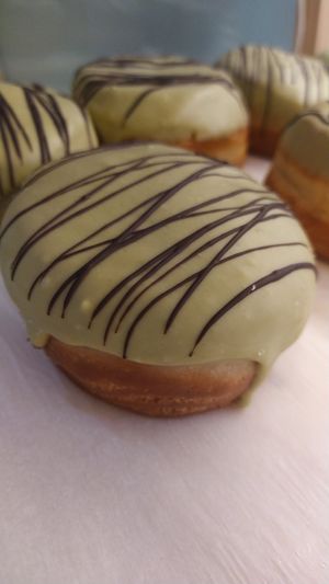 Berlina rellena de té matcha con cobertura de chocolate blanco at Bungnuts vegan Doughnuts. in Barcelona