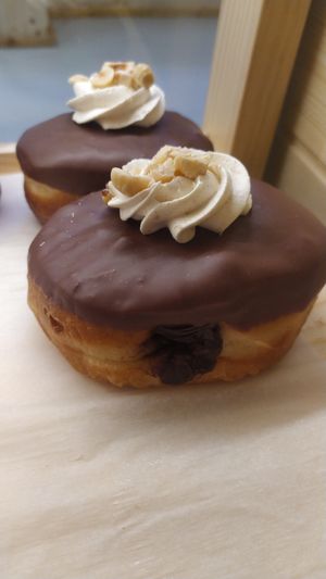 Berlina de chocolate con avellanas at Bungnuts vegan Doughnuts. in Barcelona