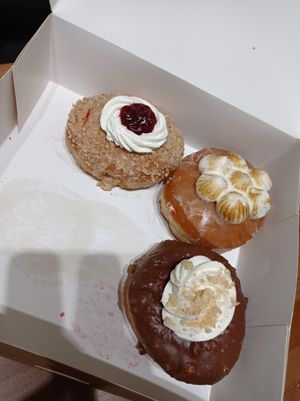 Diferentes sabores at Bungnuts vegan Doughnuts. in Barcelona