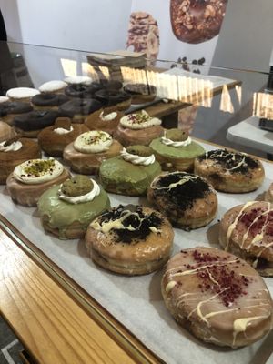 LOS MEJORES DONUTS VEGANOS HASTA EL MOMENTO🤩, el de crema de pistacho por encima está🤤🤤🤤  at Bungnuts vegan Doughnuts. in Barcelona