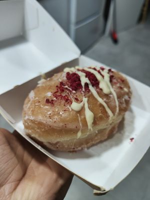Relleno de mermelada de fresa at Bungnuts vegan Doughnuts. in Barcelona