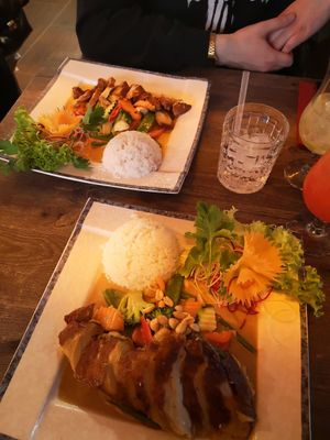 Hauptgerichte vegane Ente einmal mit Erdnusssoße (unten) und rotes Curry at My Hao in Nuremberg