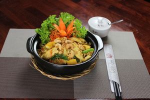 Hühnchen mit Nüssen, Salat und frischen Gemüse  at My Hao in Nuremberg