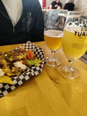 Loaded nachos and beers at La Golosa Vegan Vurger - Gracia in Barcelona